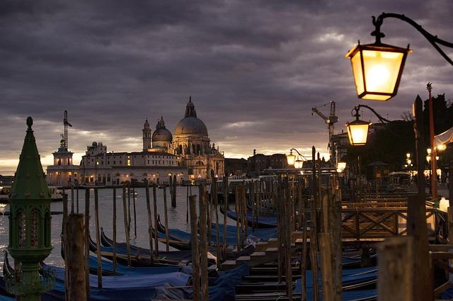 Venice Unplugged: A Complete Travel Guide to the City of Canals, Art, and Hidden Treasures